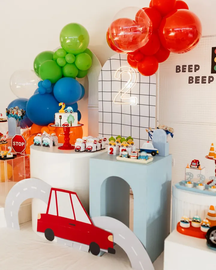 Mesa de carrinhos com balões coloridos e pista
