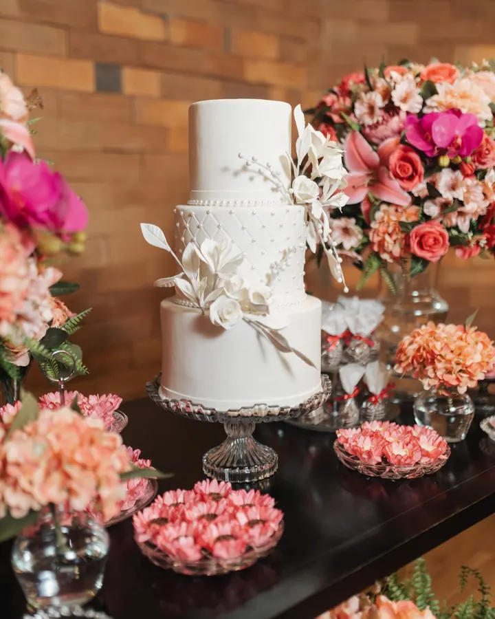 Bolo branco de três andares com flores rosa